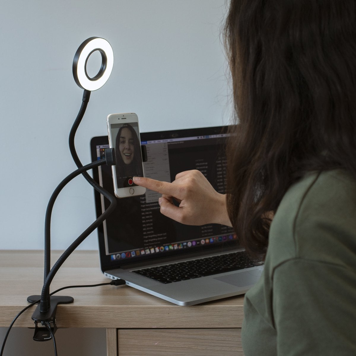 Vlogging Light - LED Selfie Ring Light with Smartphone Holder