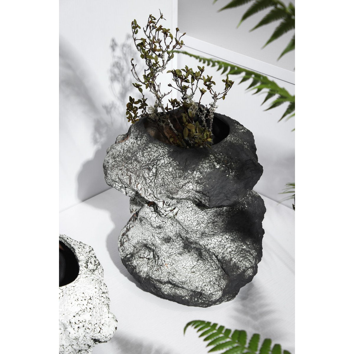 Ceramic vase w. look of rock, trendy natural design.CHU32ZW